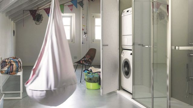 Salle de bain avec lave linge