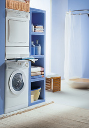 Salle de bain avec lave linge et seche linge